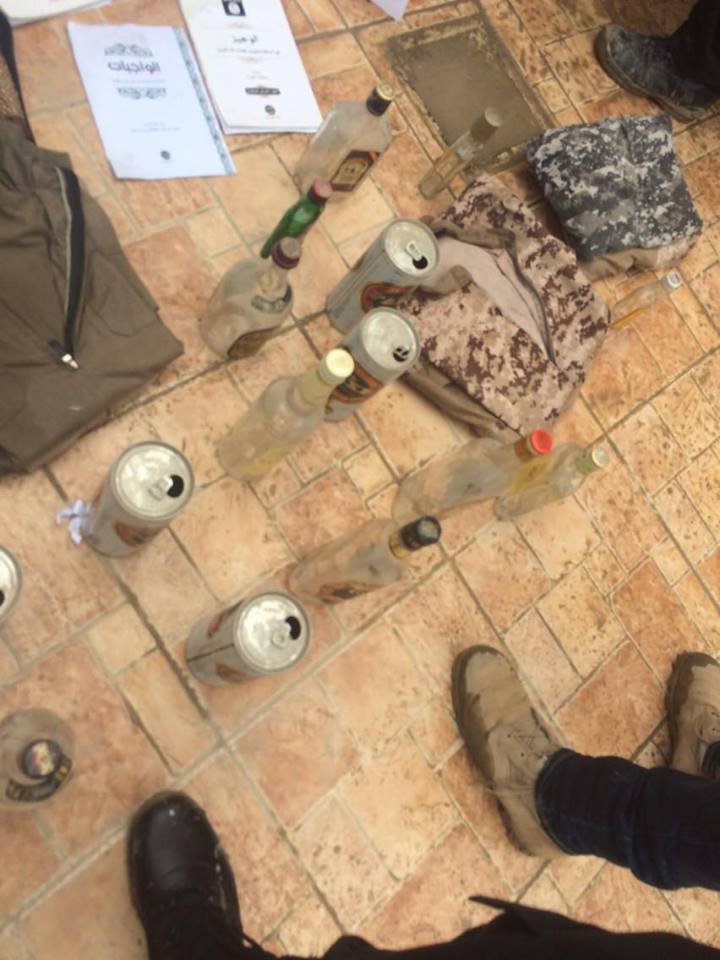 به‌ وێنه‌.. له‌ كارگه‌يه‌كى درووستكردنى چه‌كى داعشدا قوتوى بيره‌ و وێسكى دۆزرايه‌وه‌